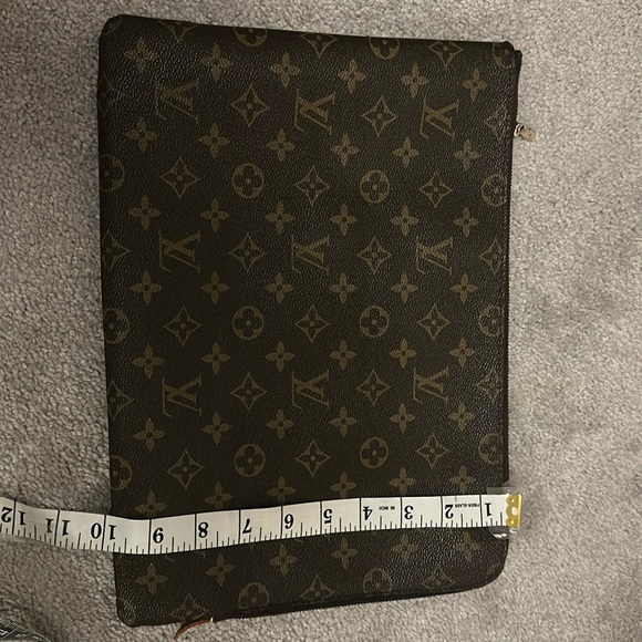 Louis Vuitton Monogram Clutch/iPad
Pro - Picture 4 of 16